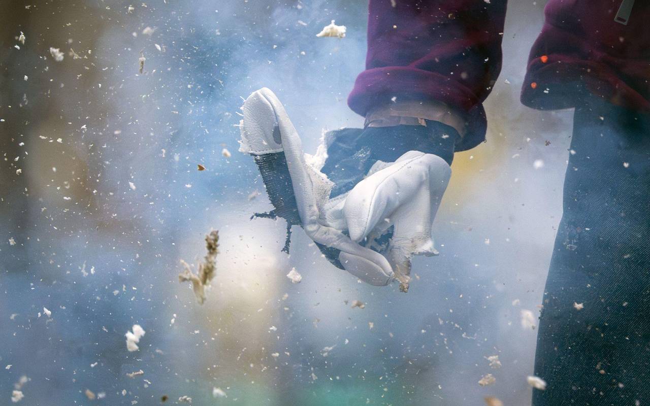 Böller explodiert bei PK der Feuerwehr in der Hand einer Puppe