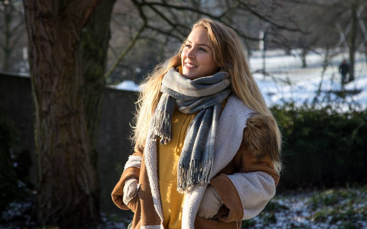 Frau geht im Park spazieren