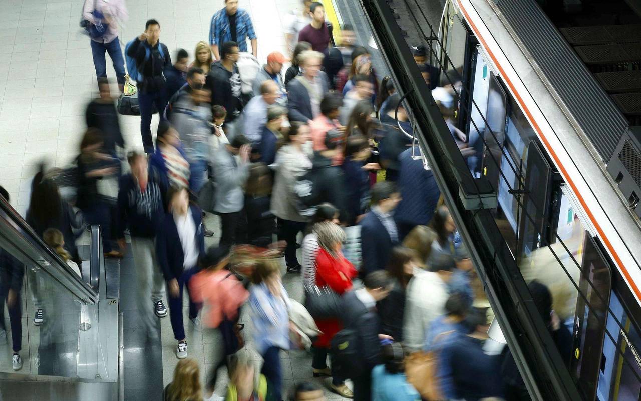 Fahrgäste steigen in eine Metro in Madrid ein