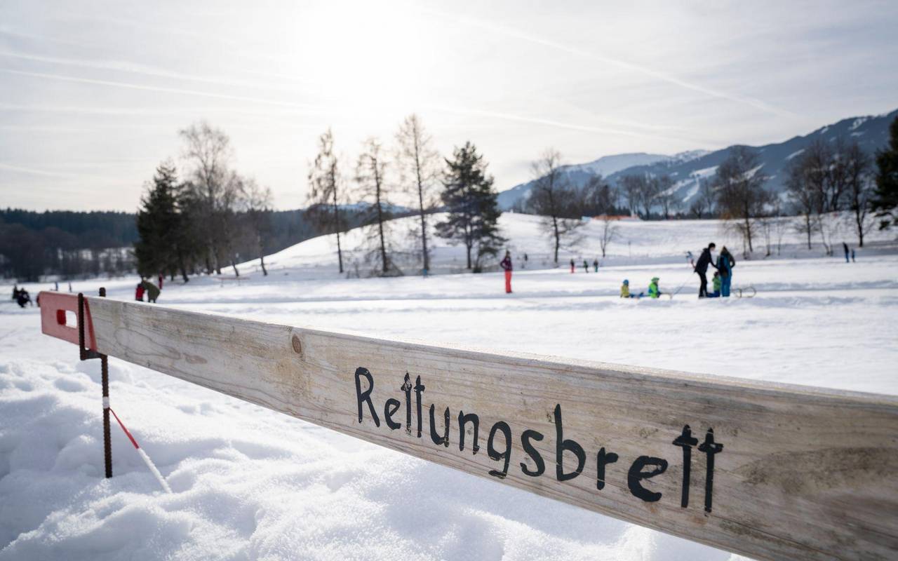 Ein Rettungsbrett an einem zugefrorenen See