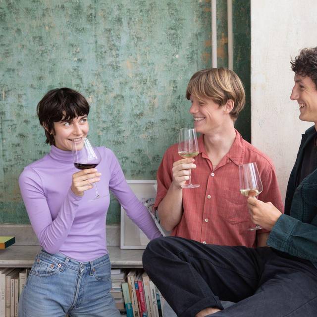 Junge Leute trinken gemeinsam Wein