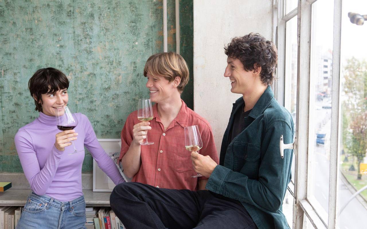 Junge Leute trinken gemeinsam Wein