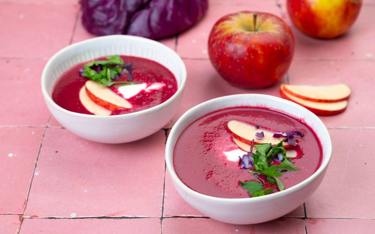 Rotkohlsuppe mit Kokosmilch und Apfel