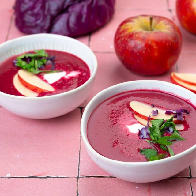 Rotkohlsuppe mit Kokosmilch und Apfel