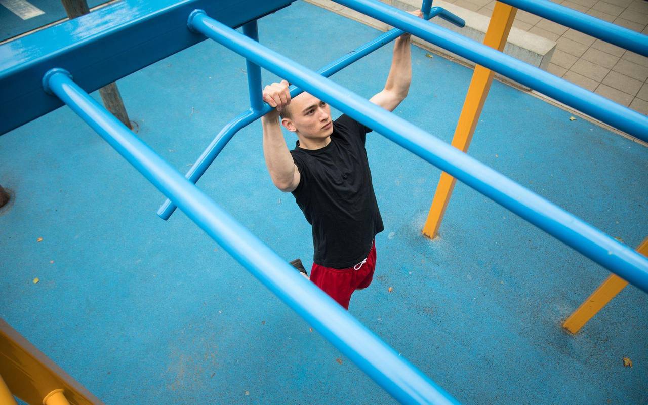 Ein Mann übt Klimmzüge