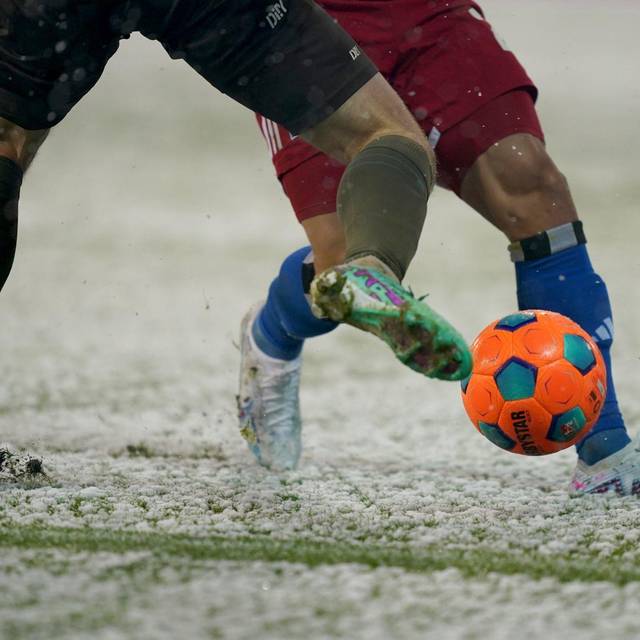 Fußballspielen im Schnee