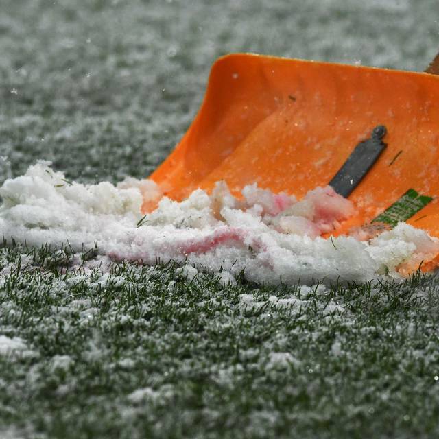 Schnee schippen im Stadion.
