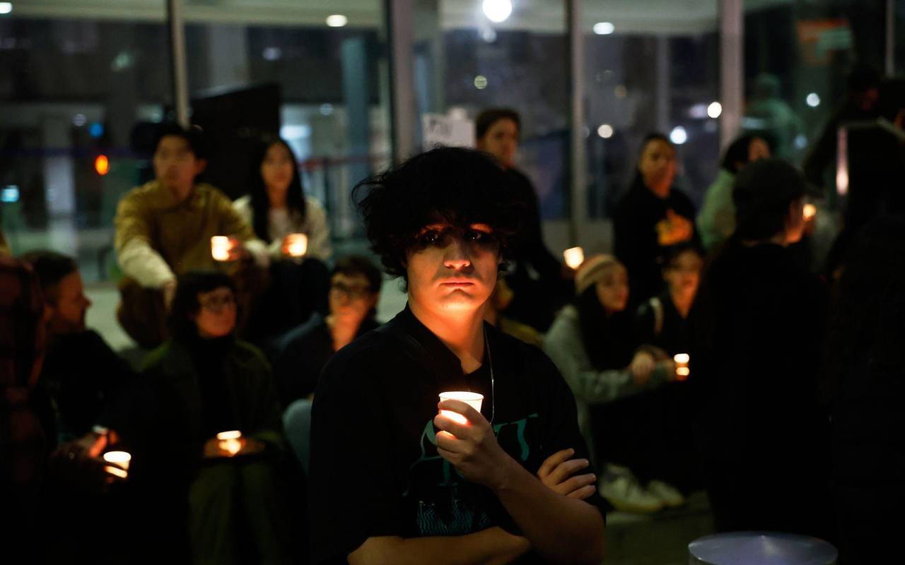 Demonstranten nehmen an einer Mahnwache bei Kerzenlicht teil.