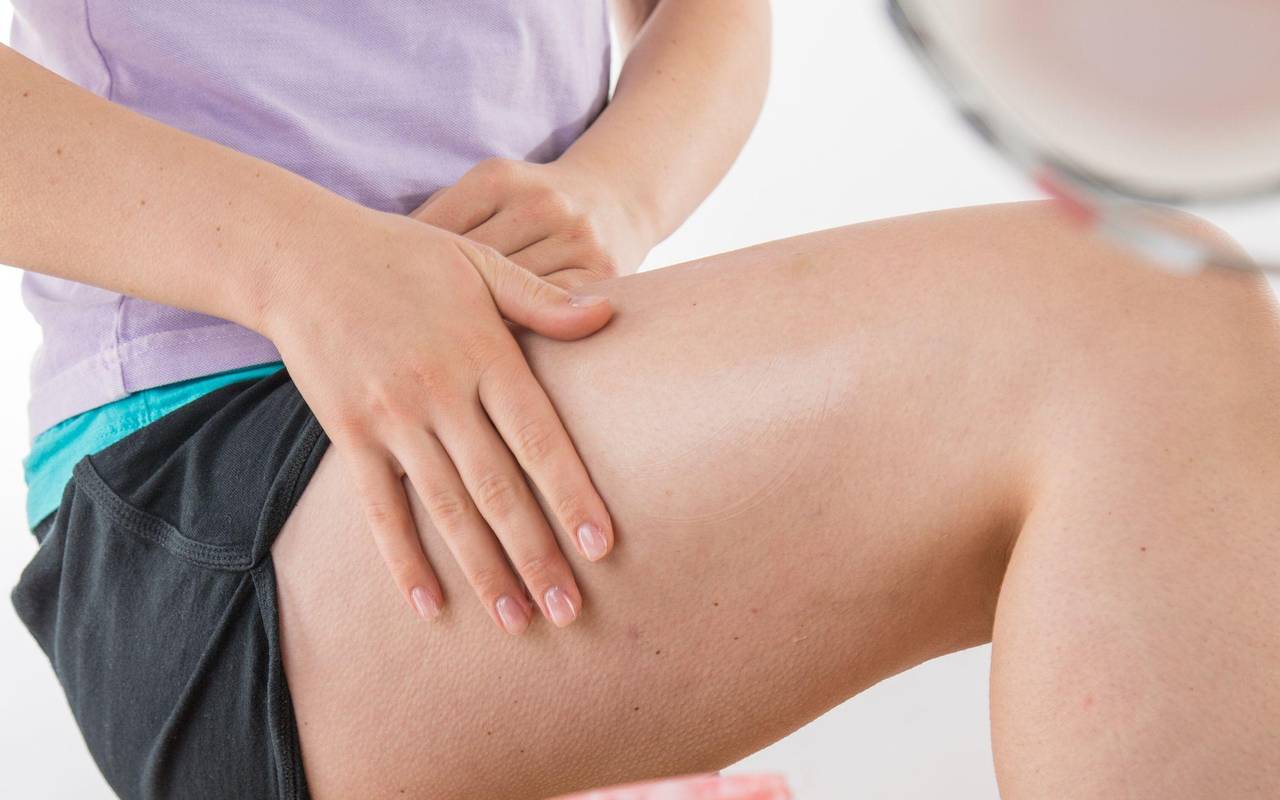 Eine Frau pflegt ihre Haut