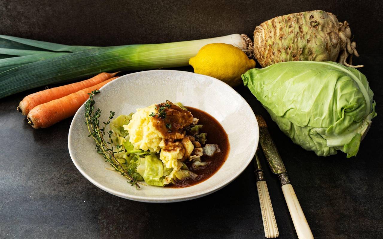 Kartoffelpüree auf Spitzkohl mit Rotweinjus