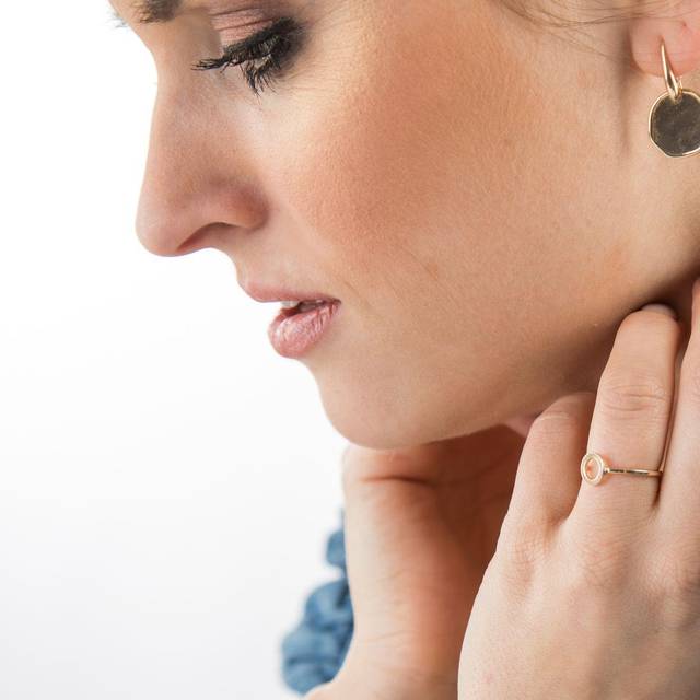 Frau fasst sich an den Hals