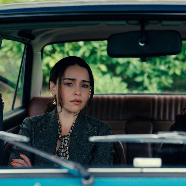 Bea (Emilia Clarke) und Twila (Haley Lu Richardson) in «Ponies».