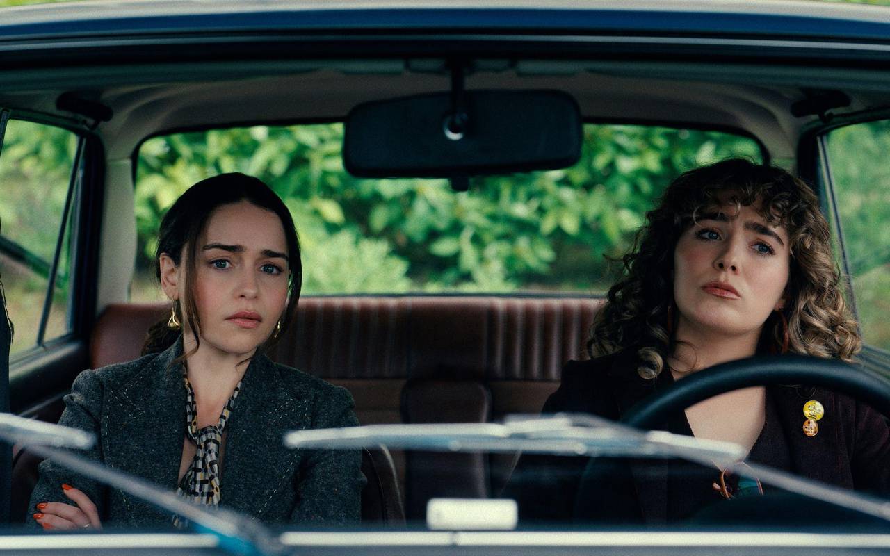 Bea (Emilia Clarke) und Twila (Haley Lu Richardson) in «Ponies».