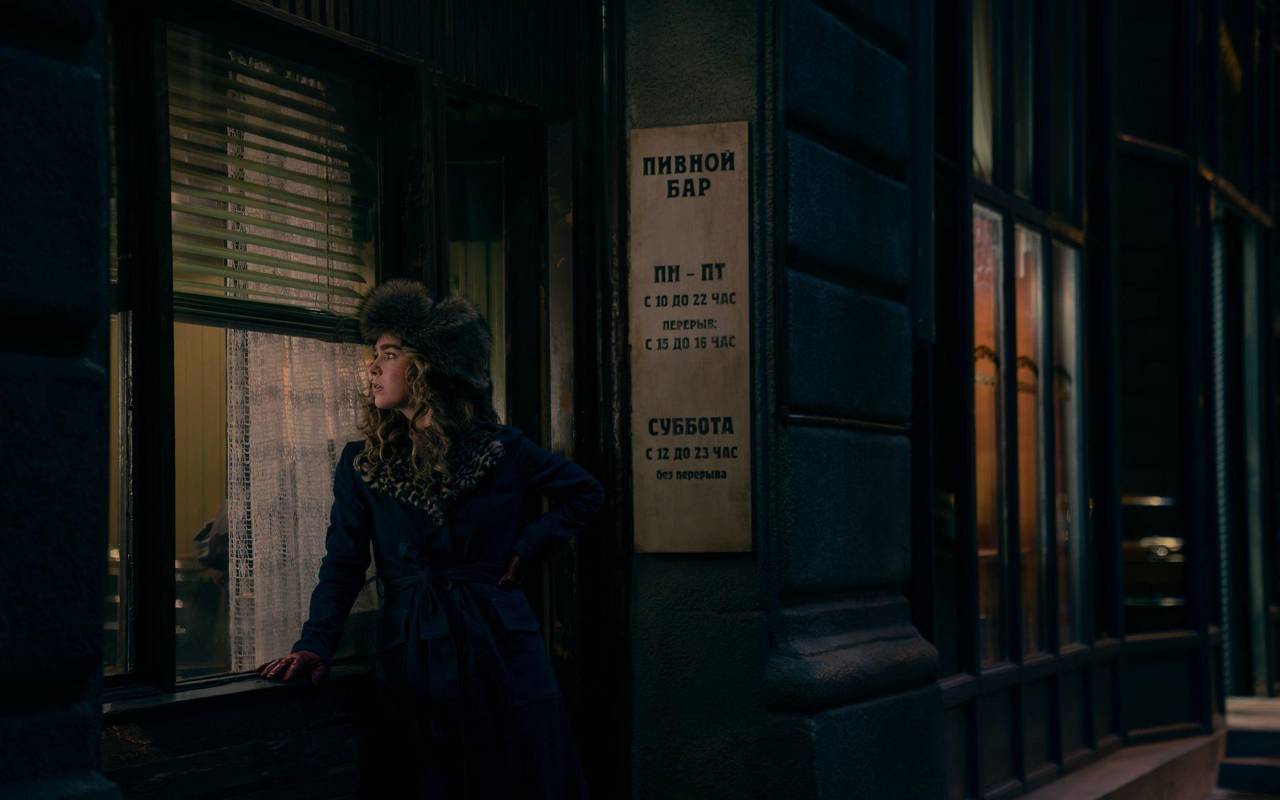 Twila steht Wache vor einer Bar in Moskau.