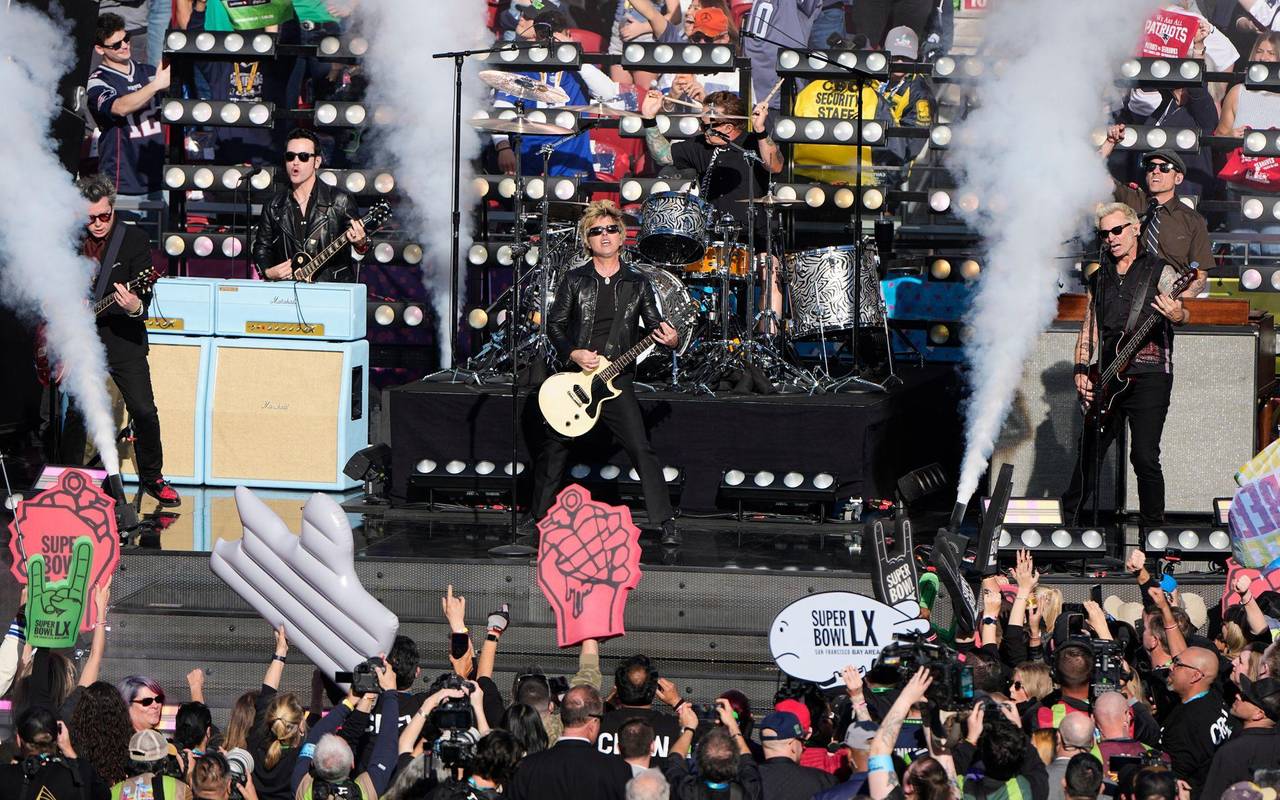 Green Day rockt die Bühne beim größten Sportereignis des Jahres.