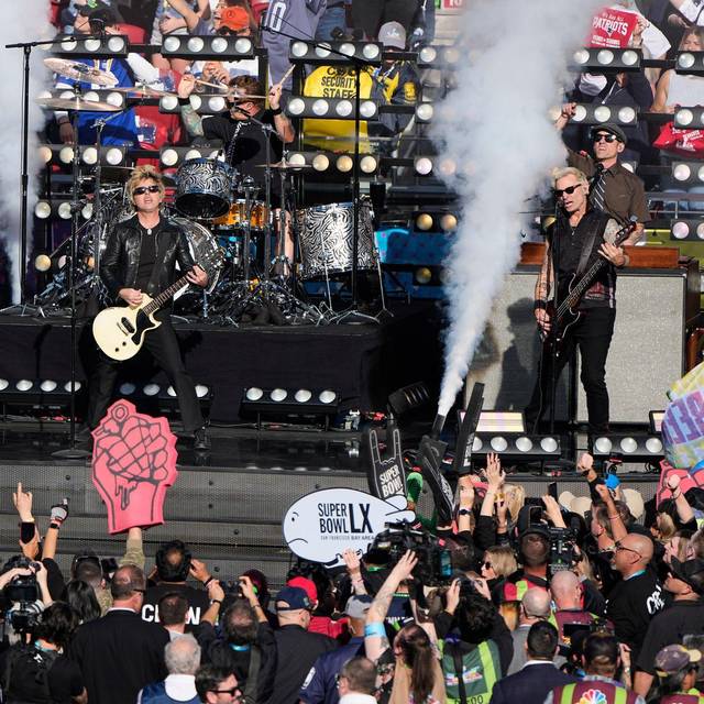Green Day rockt die Bühne beim größten Sportereignis des Jahres.