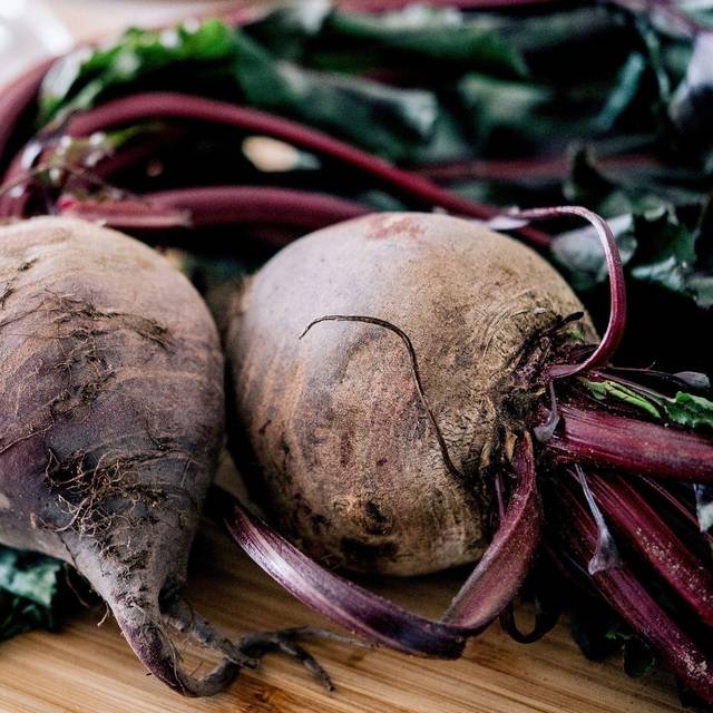 Frische Rote Bete liegt in einer Küche