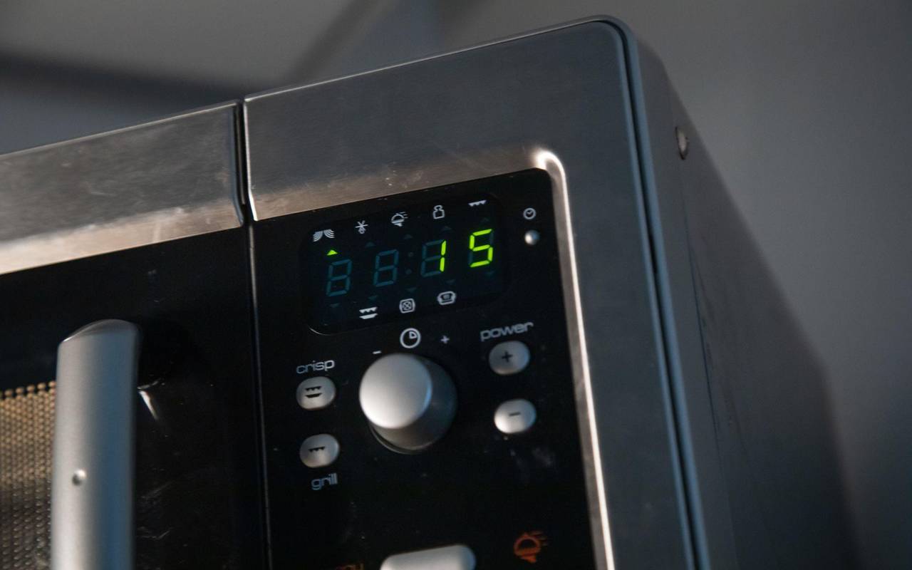 Der Timer einer Mikrowelle ist auf 15 Sekunden gestellt