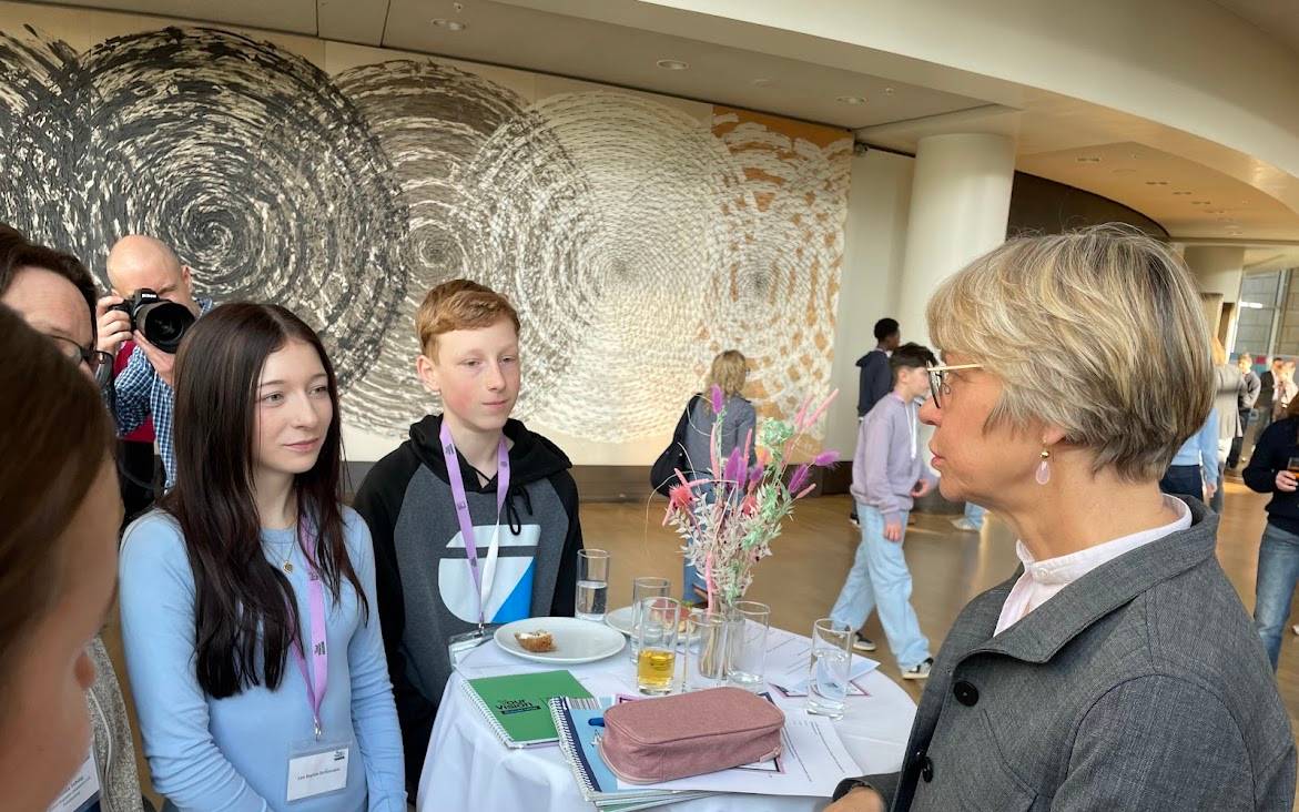 Ministern Feller mit Schülern