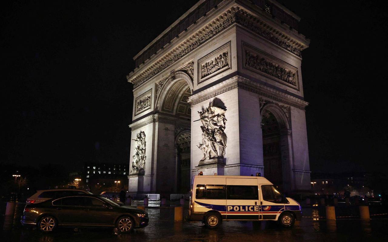 Gendarm am Pariser Triumphbogen angegriffen