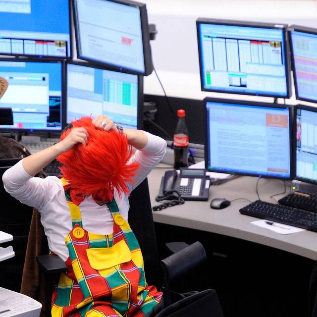 Ein als Clown verkleideter Wertpapierhändler