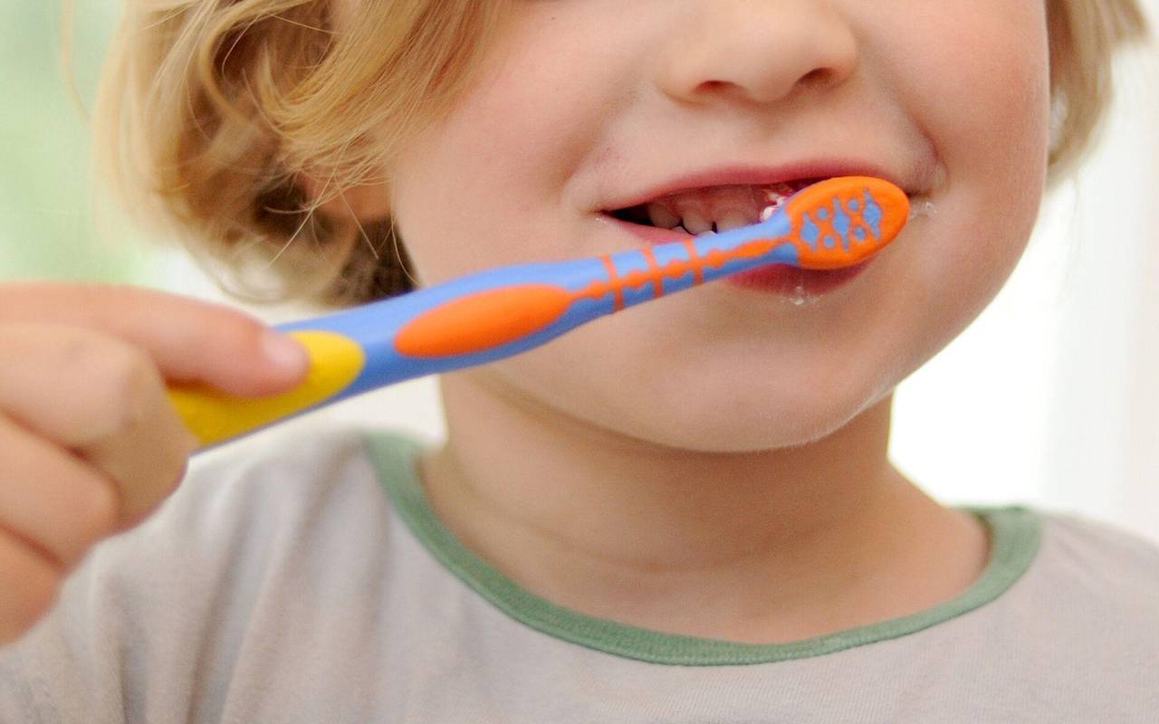 Ein Junge putzt sich die Zähne