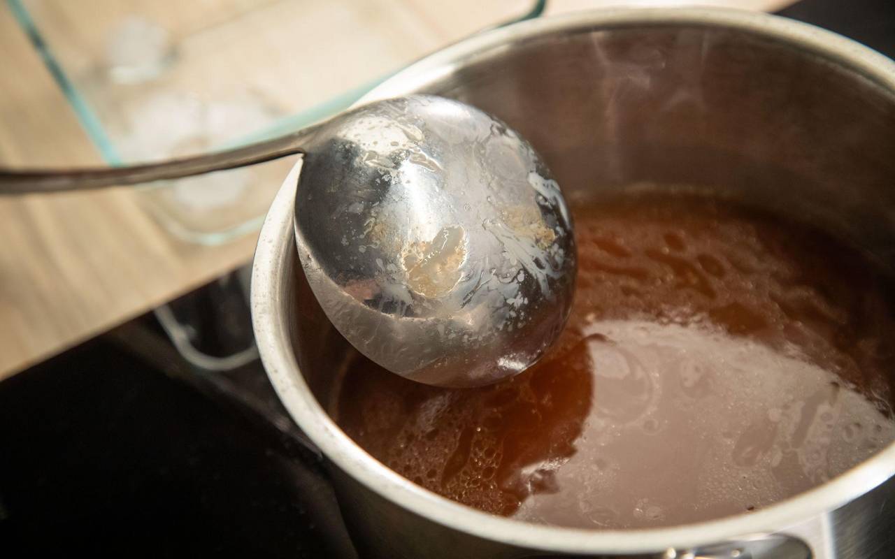 Fettreste an der Unterseite einer Suppenkelle