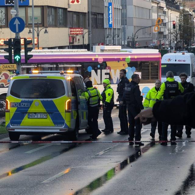 Frau gerät unter Bus bei Karnevalszug