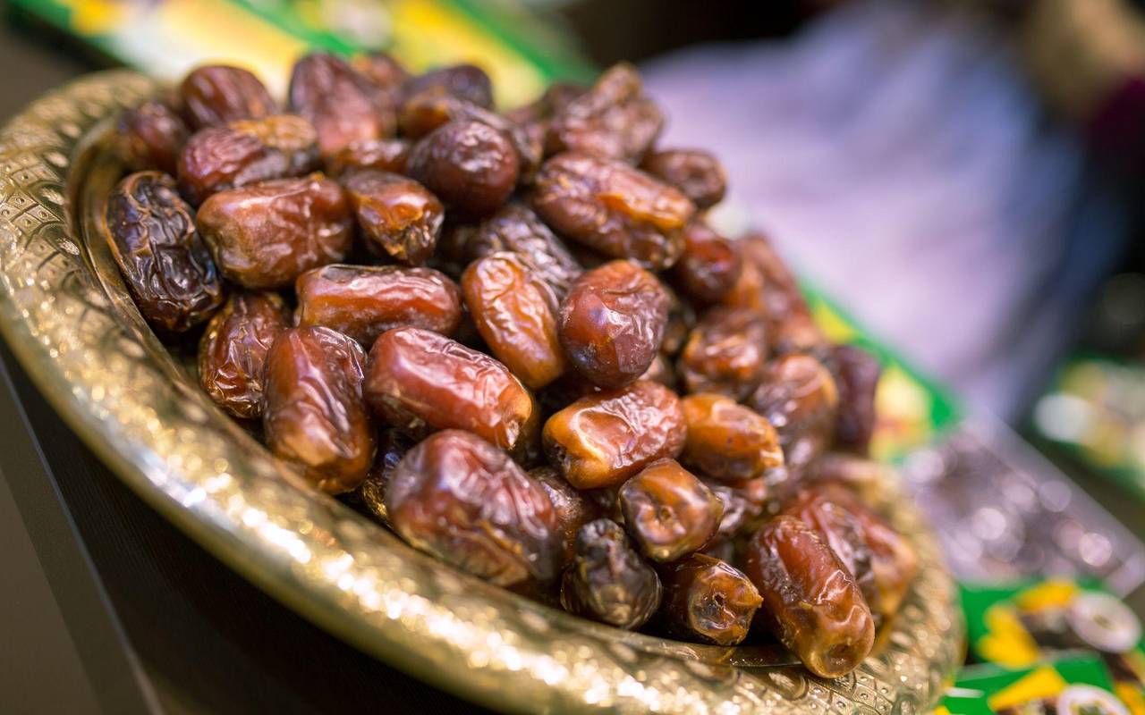 Getrocknete Datteln liegen in einer Schale