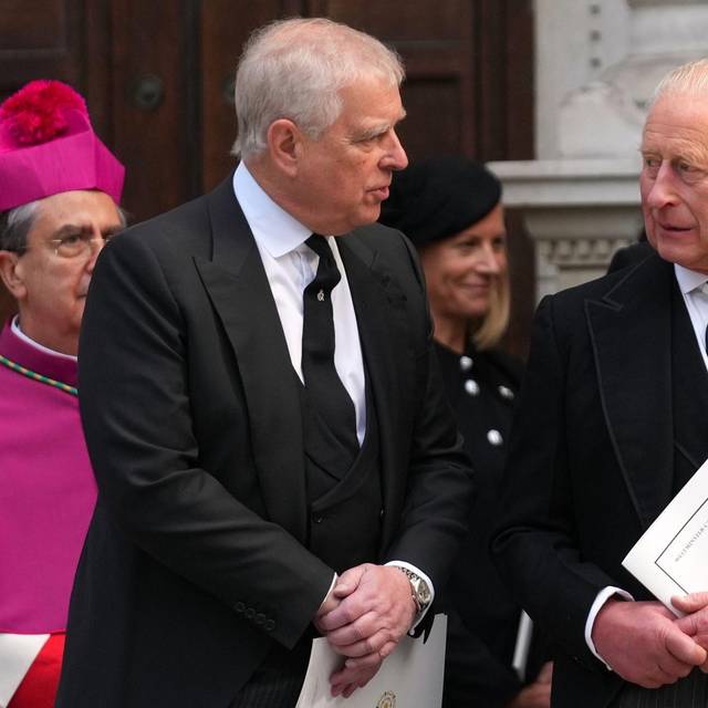 Andrew (l) und der britische König Charles III.