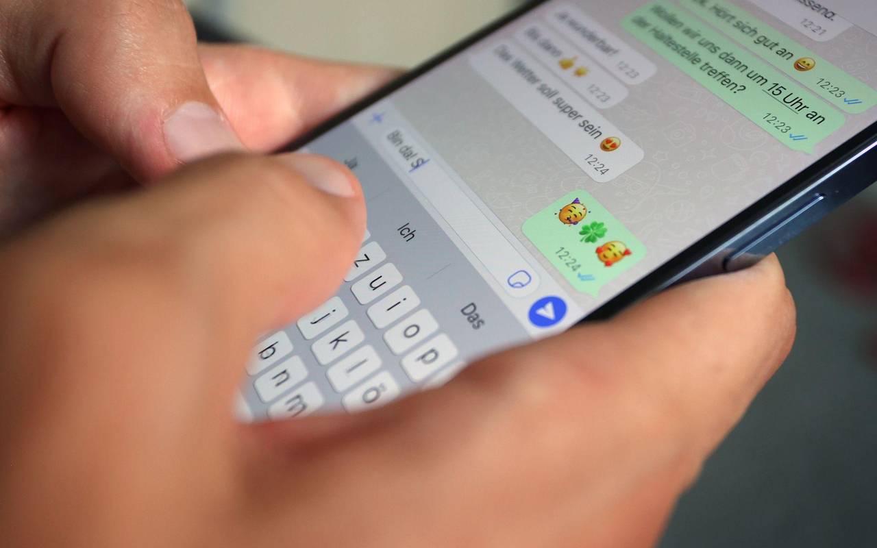 Mann tippt eine Whatsapp-Nachricht