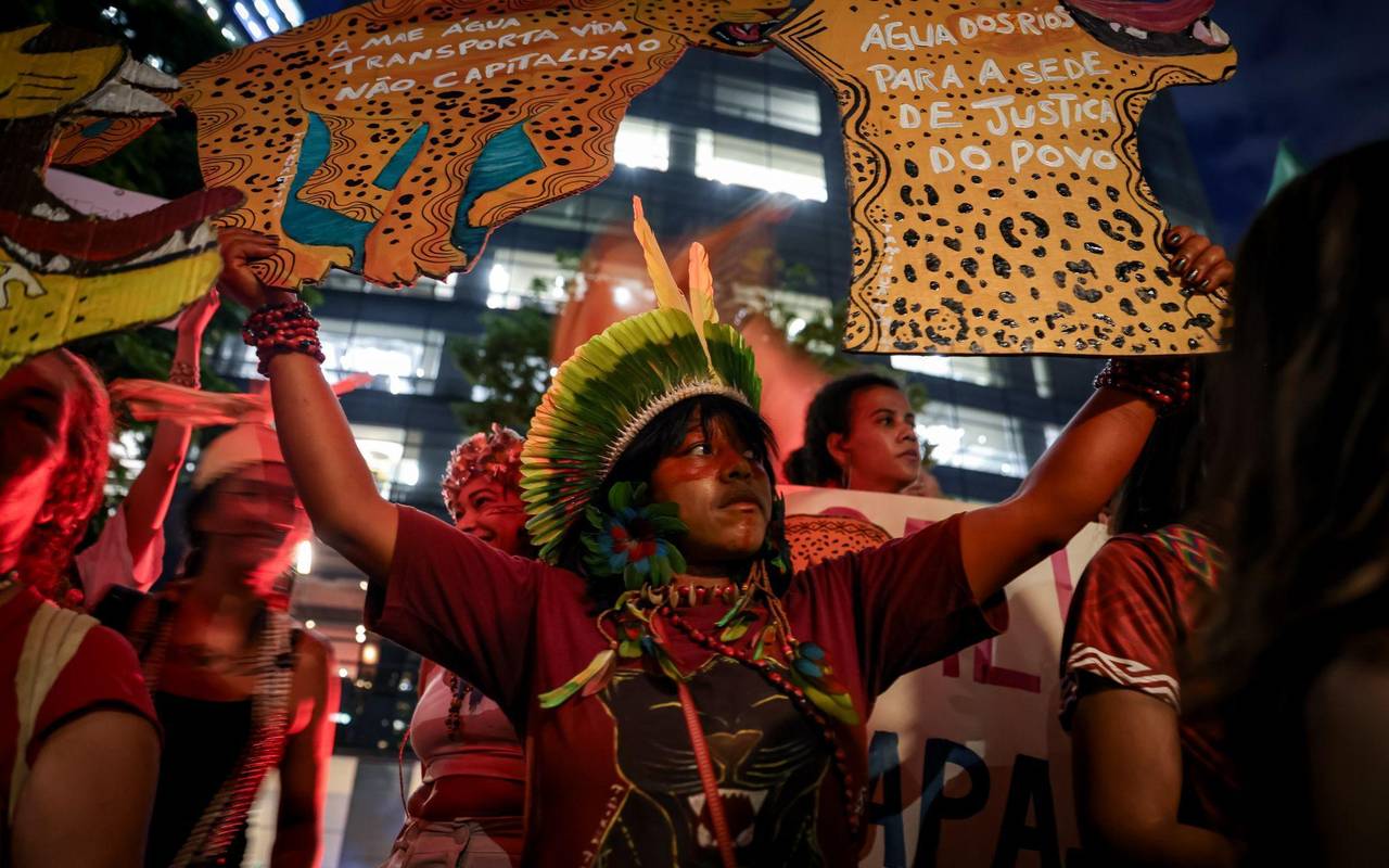 Indigene demonstrieren gegen Baggerarbeiten im Amazonasgebiet