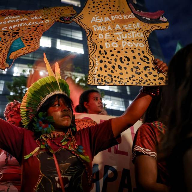 Indigene demonstrieren gegen Baggerarbeiten im Amazonasgebiet