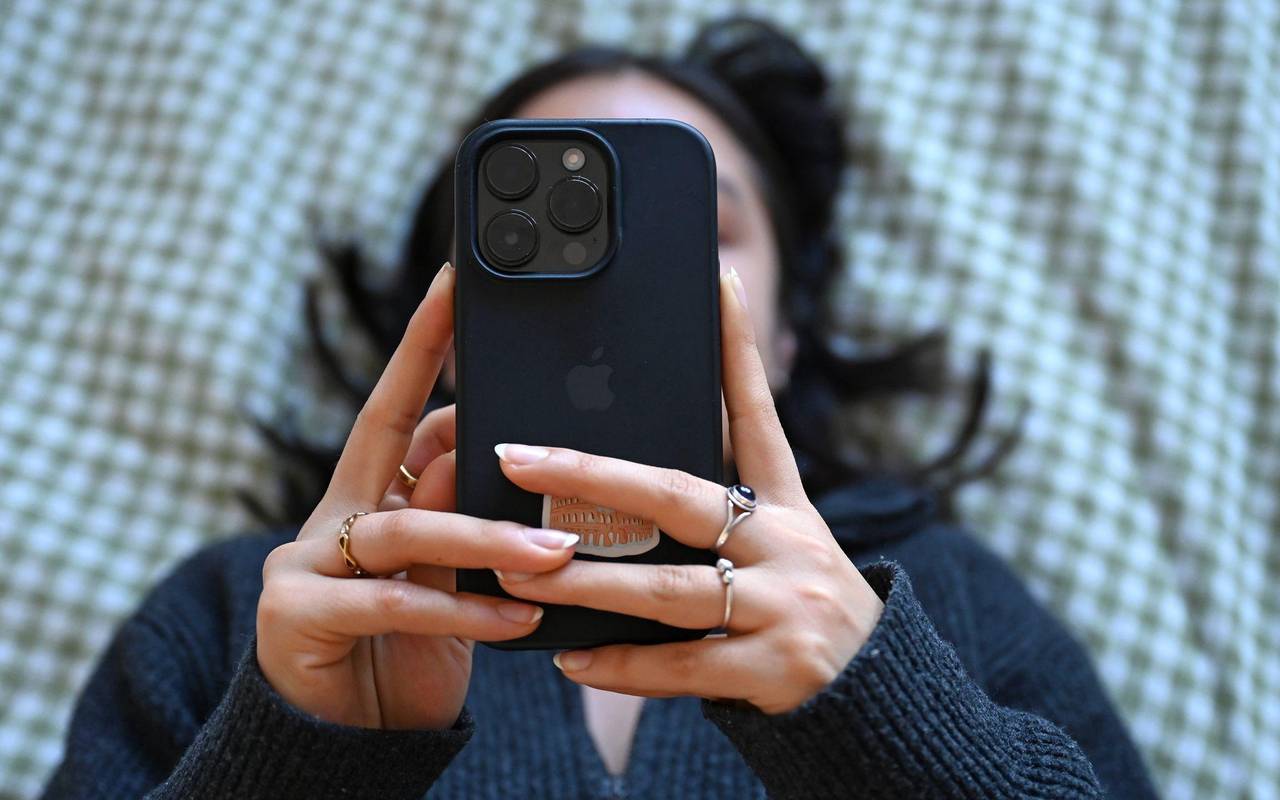 Junge Frau mit Smartphone