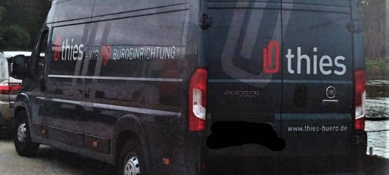 Diebe klauen Transporter voll Büromöbel