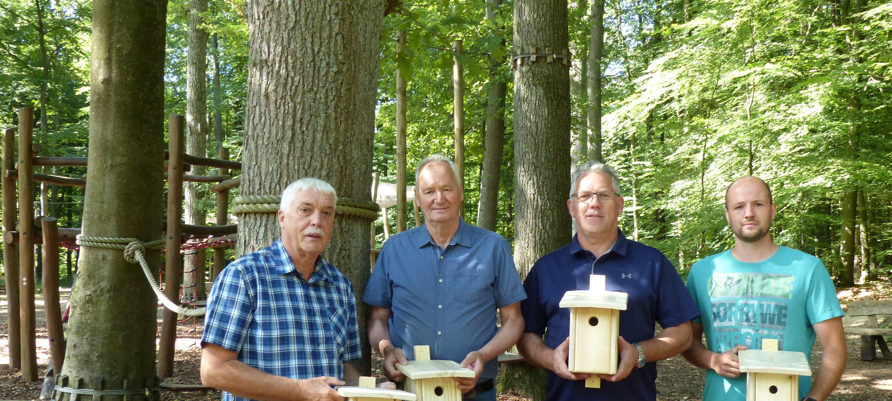Nistkästen gegen Eichenprozessionsspinner