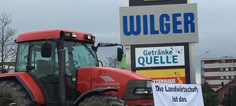 Landwirte informieren vor Supermärkten