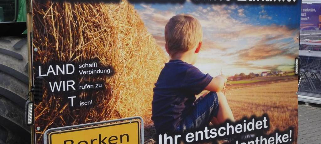Landwirte informieren vor Supermärkten