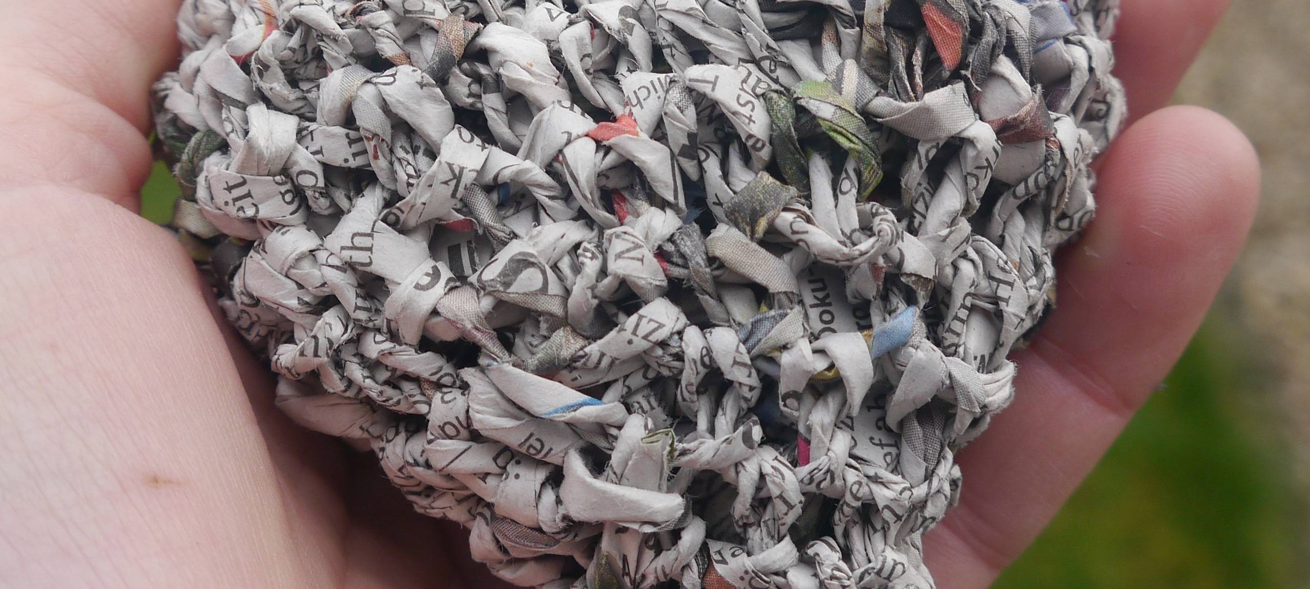 Die geschenkte Minute: Marita bastelt mit Zeitungsgarn