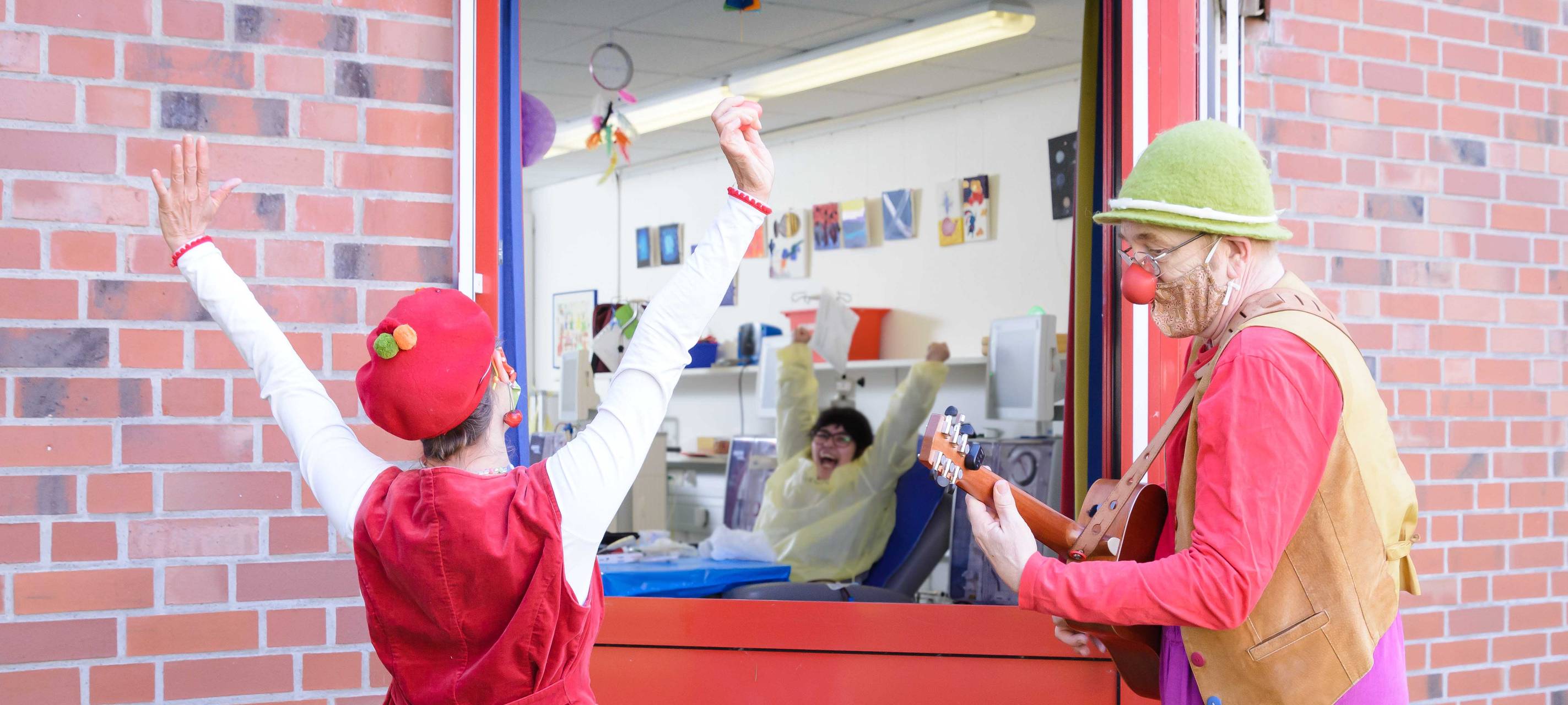Die geschenkte Minute: UKM Clowns bespaßen wieder Kids
