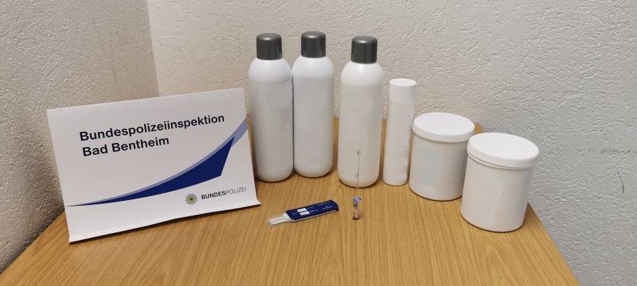 Drogen statt Shampoo - Polizei enttarnt Drogenschmugglerin