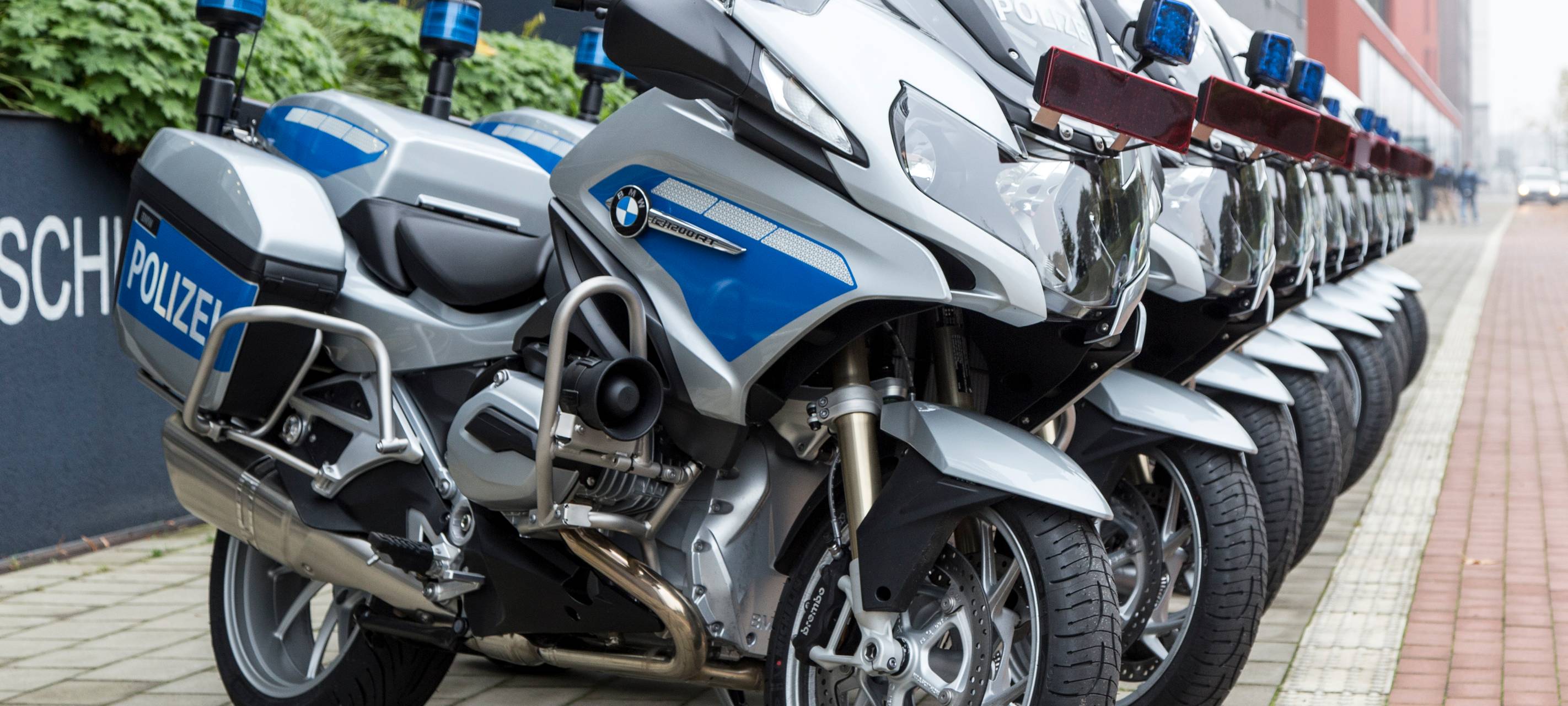 Motorradpolizist über Überholmanöver