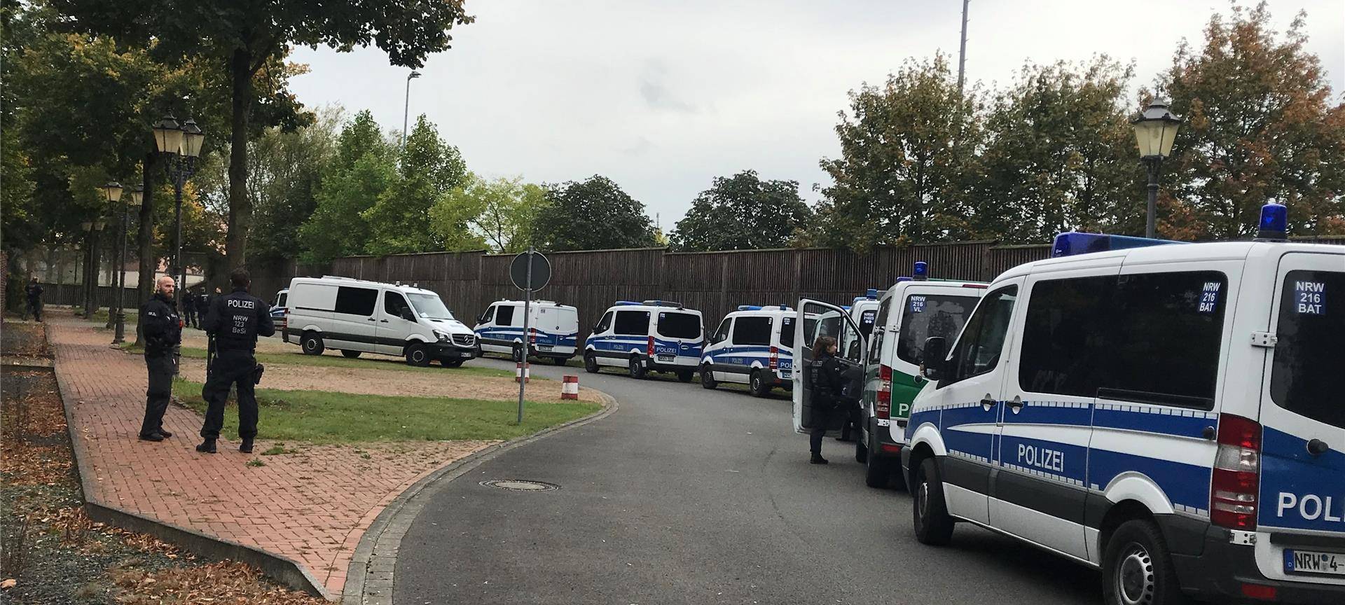 Kreispolizei mit Hundertschaft beim Dorf Münsterland im Einsatz