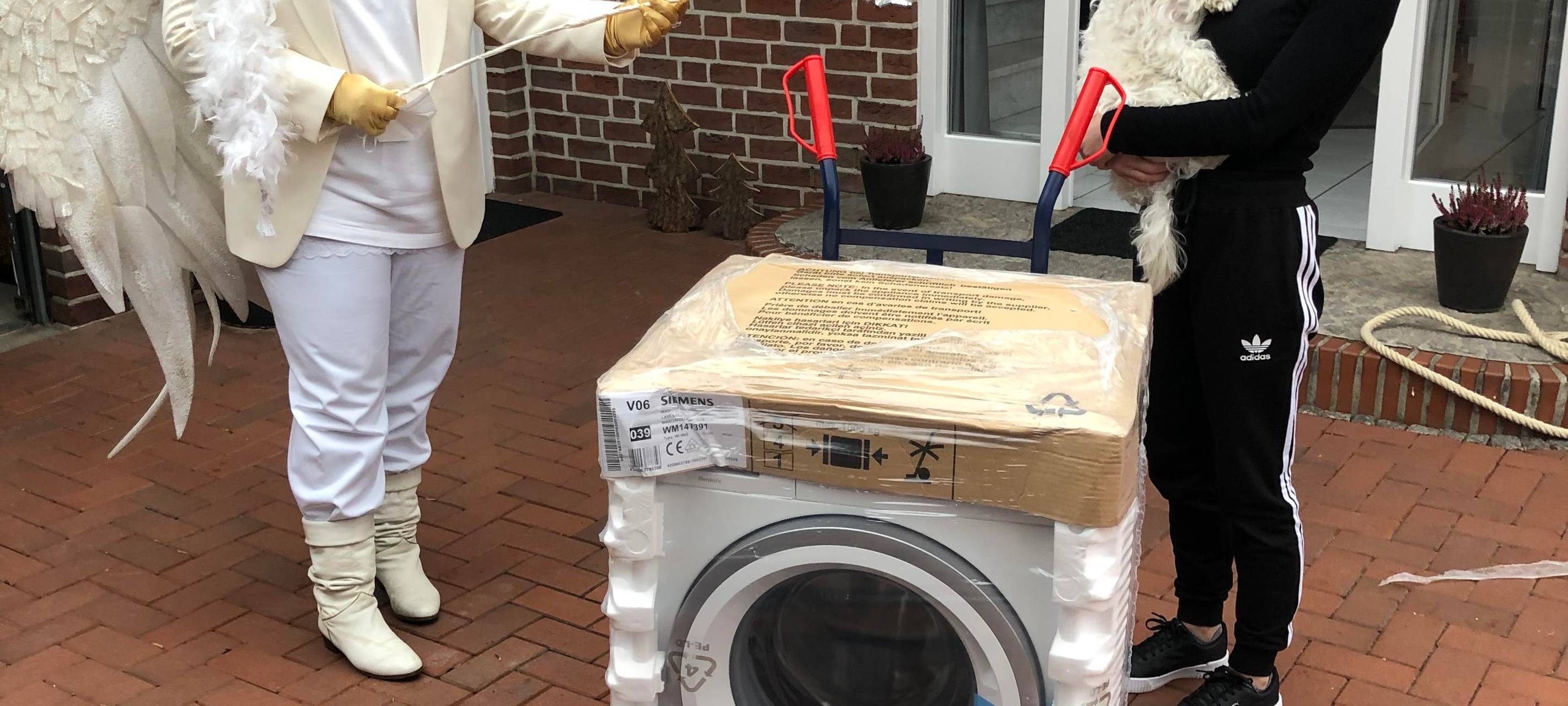 Luisa aus Stadtlohn freut sich über ihre Waschmaschine für die erste eigene Wohnung.