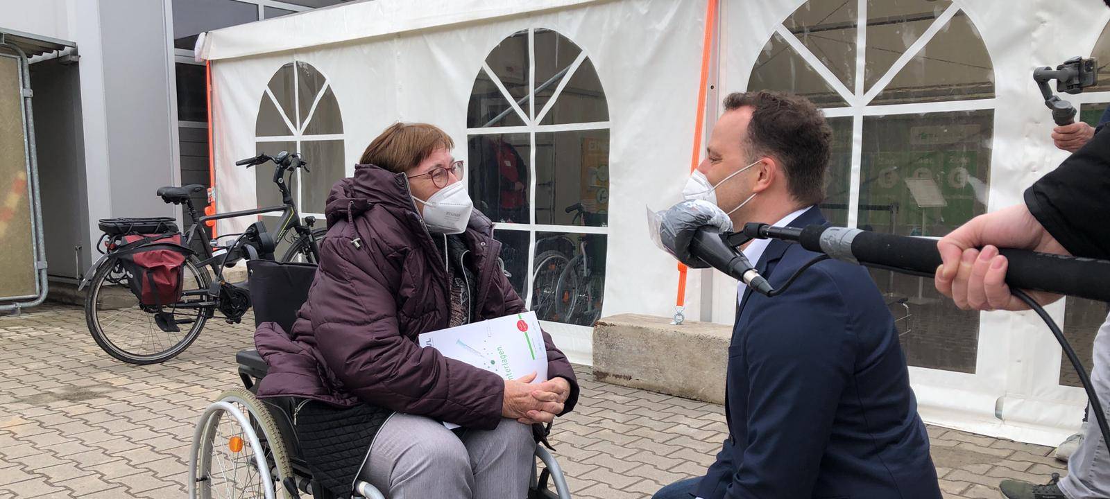 Heimspiel für Jens Spahn - Gesundheitsminister aus Ottenstein besucht Impfzentrum Nordvelen