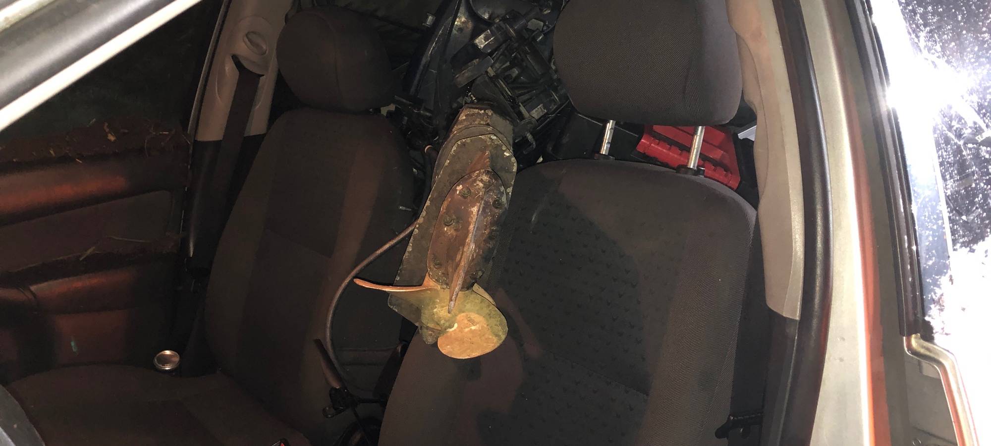 Streifenwagen verfolgte Kombi mit Boots-Trailer