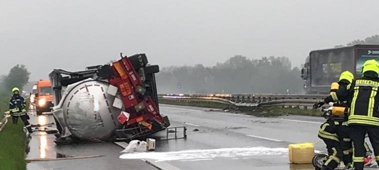 Unfall auf der A 31: Gefahrguttransporter verunglückt