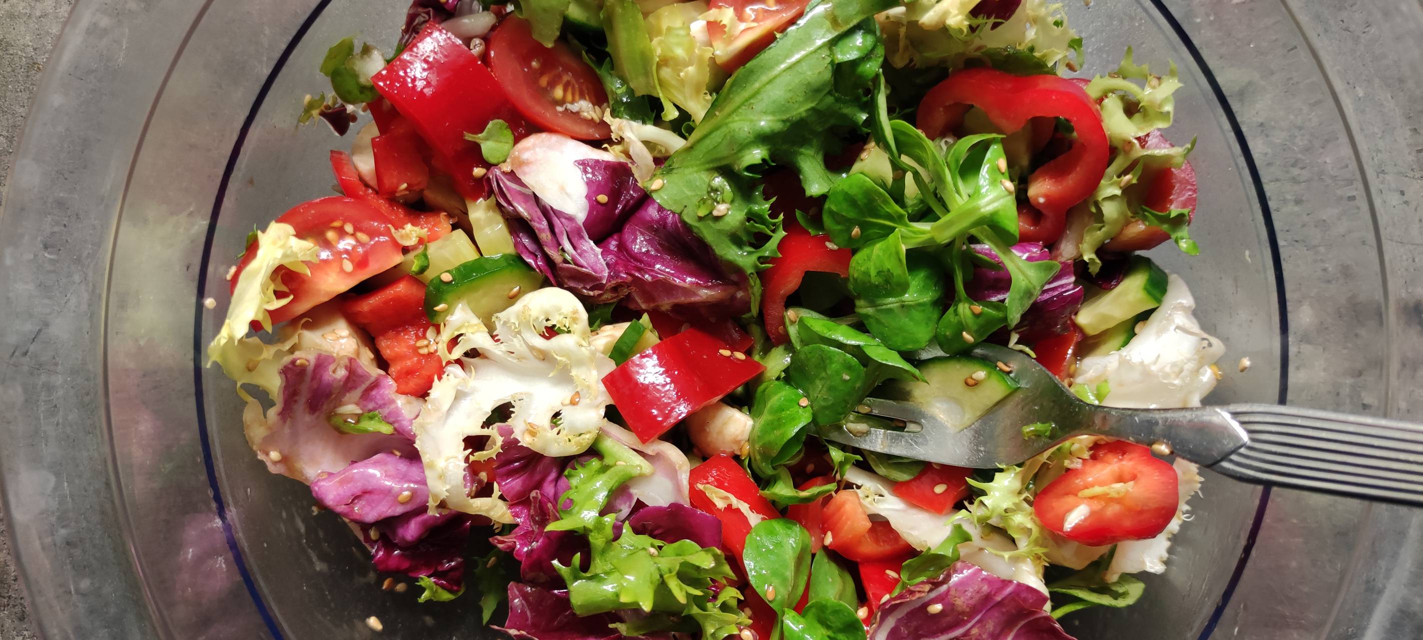 Salat mit Feta und geröstetem Sesam