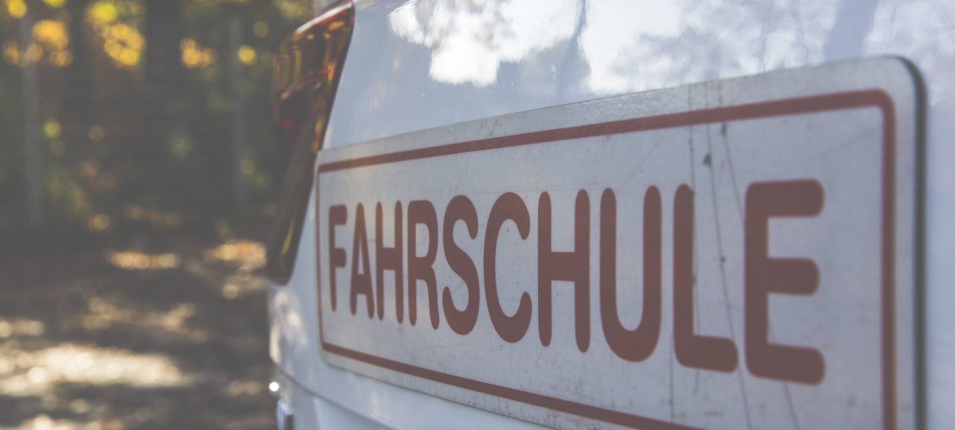 Prüfungssituation an Fahrschulen verbessert sich