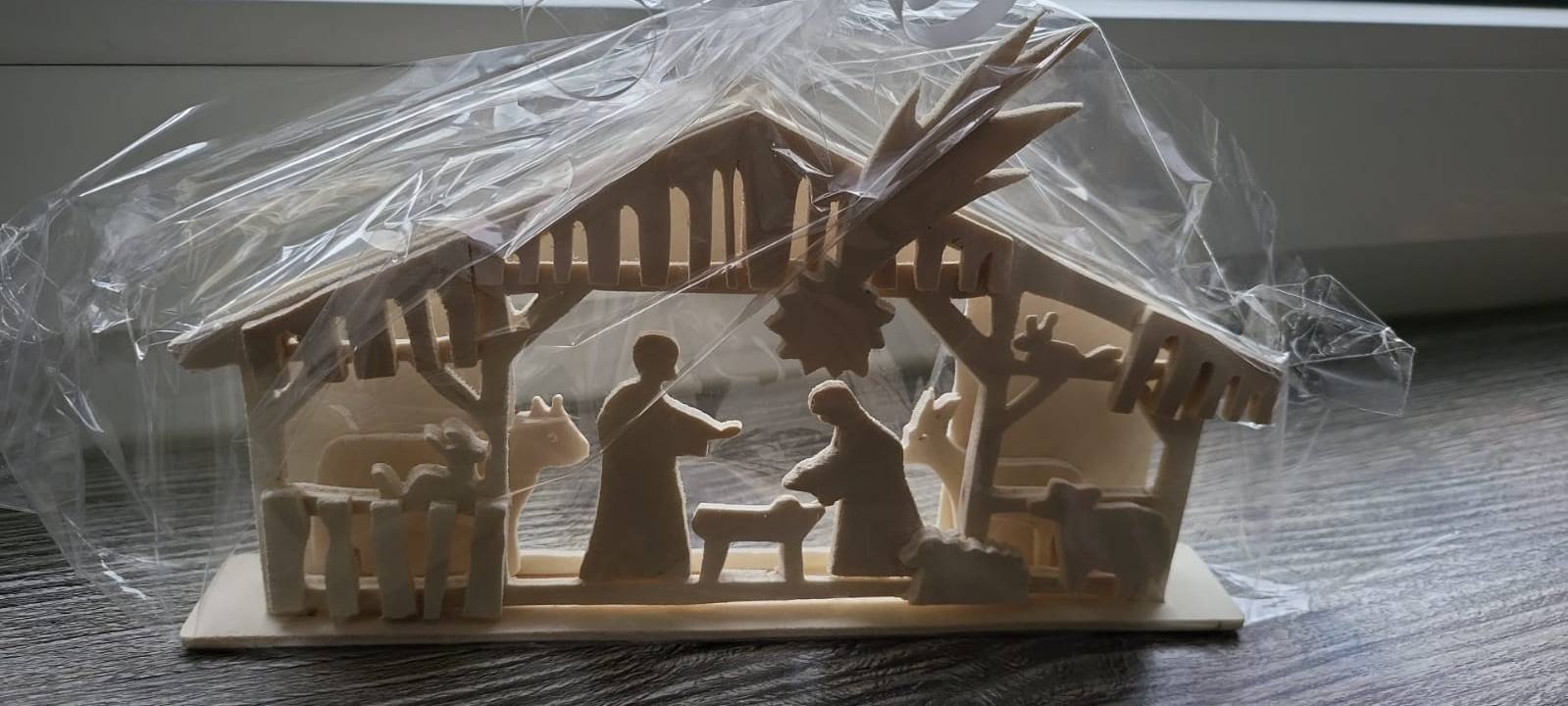 Mann gesucht, der dem Impfzentrum 90 Krippen geschenkt hat